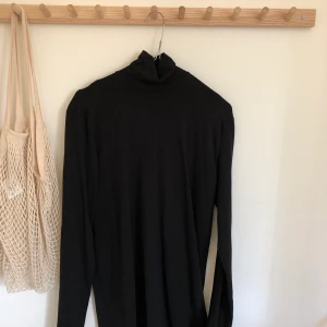 Weekday • Svart turtleneck  - Nyskick, använd fåtal gånger. 