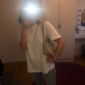 Beige bauguetteväska - Superfin lackad beige bauguetteväska från H&M! Jättebra skick men används inte. Köpare står för frakt!