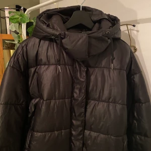 Jacka från Monki - Jacka från Monki i storlek M. Går att ta bort luvan med hjälp av dragkedja. Använd få gånger