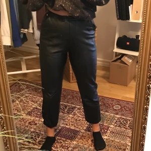 Skinnbyxor från Beyond retro. - Jättesnygga välanvända skinnbyxor från beyond retro. Tyvärr har dom blivit lite små för mig! Frakt tillkommer!😊