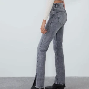 Zara jeans med slits -  har dessa jeans i svart stl 34. Dom kommer inte till användning riktigt, dm om ni är intresserade💗💗