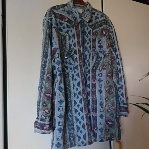 Vintage-skjorta - Superfin vintageskjorta i skönt material, storlek xl men passar jättebra som oversize på s-m. 