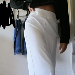 Vita kostymbyxor från cubus - Jättefina vita kostymbyxor från cubus🌺 säljer tyvärr pågrund av att dem är för stora i midjan på mig därför använda bara en gång💫 jag är nästan 170cm och dem är en perfekta längd om du är under 168cm ksk dem räcker ner till marken✨ original pris 500kr men säljer för 300+frakt❤️ bara buda på pris kan diskuteras 