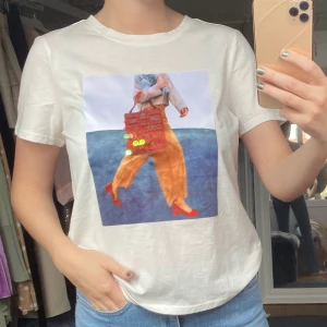 T-shirt Vero Moda - T-shirt från Vero Moda med paljetter. Använd fåtal gånger och är i nyskick🦋 skriv i dm vid intresse eller frågor💗