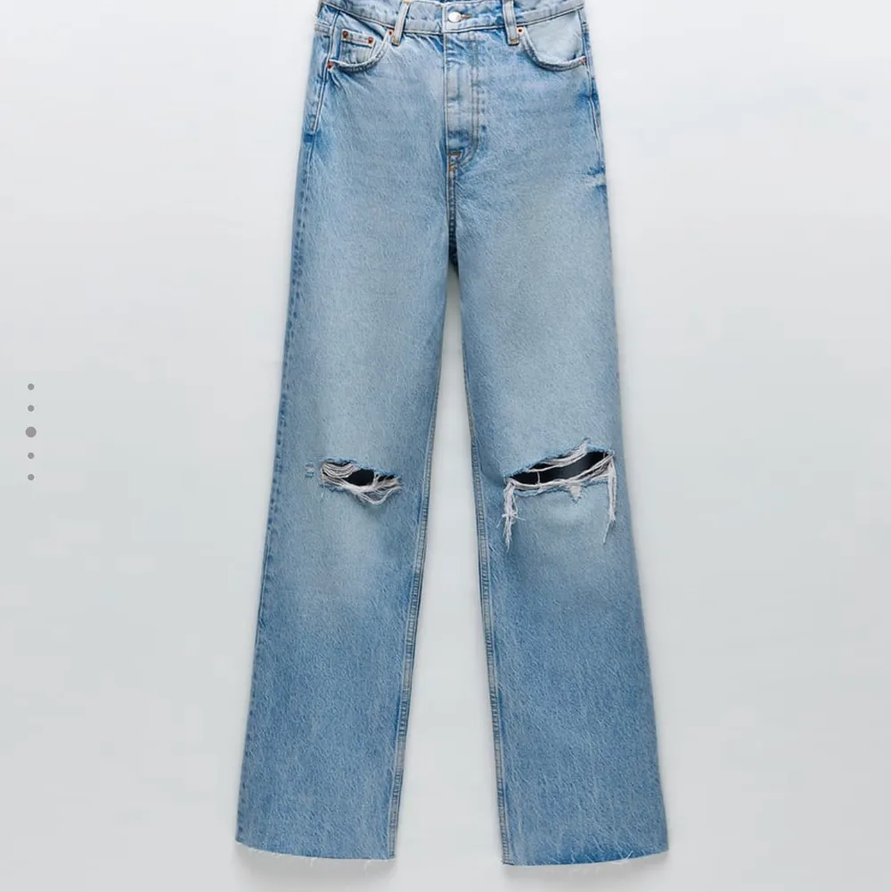 Snygga zara jeans storlek 34, säljer pga att jag har två par❤️buda i kommentarerna högst bud:380. Jeans & Byxor.