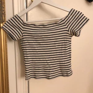 HM randig topp - Gullig tröja från H&M säljes. Den är i storlek S och är i bra skick. Den sitter som på bilden lagom tajt och jag säljer den för att det helt enkelt inte är min stil längre💖 (frakt 63kr, ingår ej)