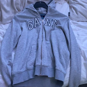 Gant - Grå kofta men gant tryck 