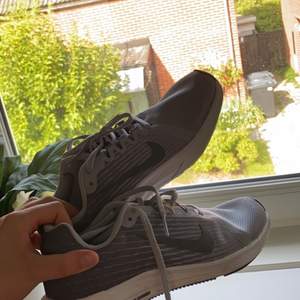 Nike skor i storlek 38.5. Inte använda mycket. 200kr. Frakt tillkommer💞 ge bud