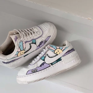 CUSTOMMADE shoes  - Säljer dessa egendesignade nike af1 shadow. Har gjort dom själv och säljer genom mitt UF företag. Skriv ifall ni är intresserade eller har några frågor. De är begangnade men upprustade så att de ser ut som nya. Det är mina bilder så det är just dessa skor!💜💜 