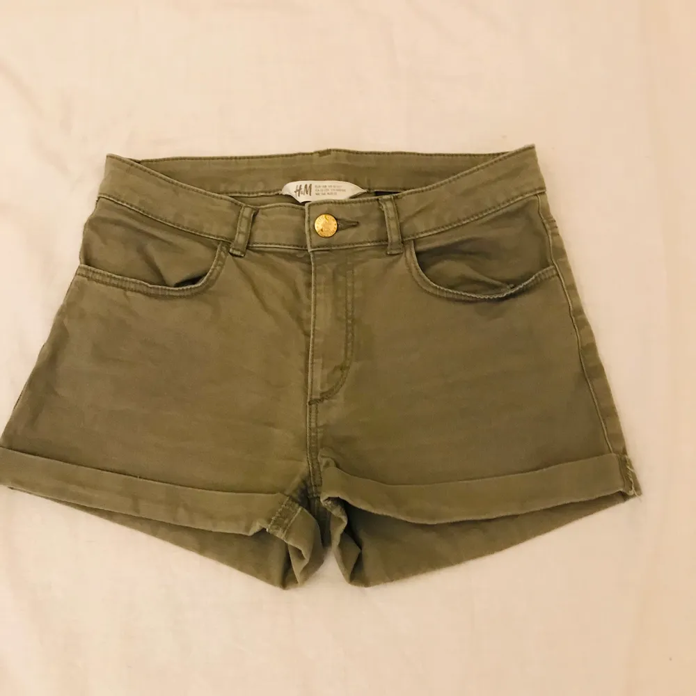 Ett par gröna och väldigt sköna shorts för sommaren;) 🌞🏖 Dom är stretchiga i midjan och nere vid låren:))) . Shorts.