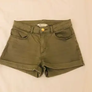 Ett par gröna och väldigt sköna shorts för sommaren;) 🌞🏖 Dom är stretchiga i midjan och nere vid låren:))) 