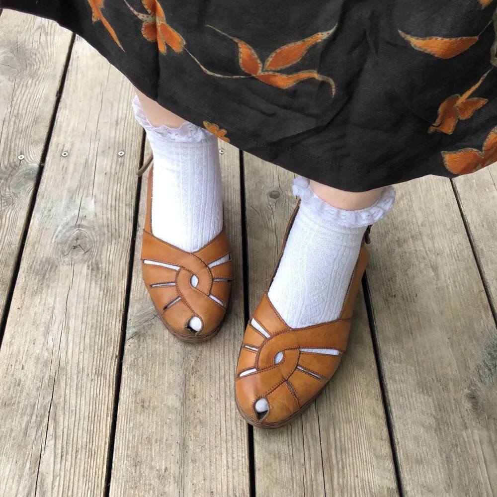Ljusbruna retro sandaletter med låg klack. Storlek: uppskattas till 39/40 Skick: välanvända(se bild) därav priset. Sömmen släppt på vissa ställen men funkar ändå.  Frakt: 63 kr postnord spårbart Samfraktar gärna, kolla övriga annonser :) . Skor.