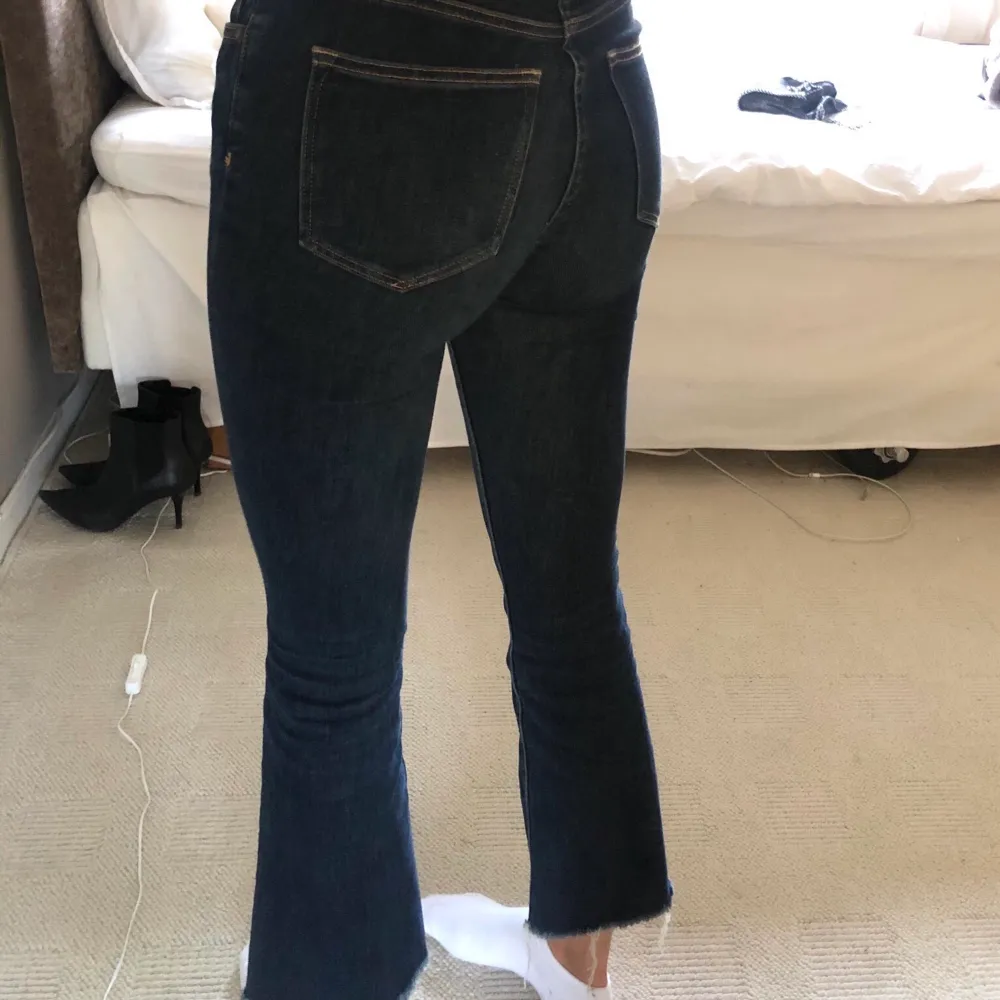 Ett bar asballa mörkblåa croppade jeans från Crocker! Använd ett fåtal gånger✨ De är stretchiga i materialet men ser fortfarande ut att vara i ett hårt jeansmaterial vilket är väldigt snyggt! I storlek 25, passar en XS-S Buda i kommentarerna om du kan köpa direkt💫 . Jeans & Byxor.