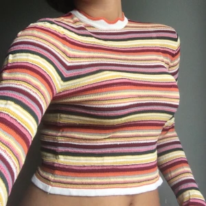 Zara top - Färgglad randig top från ZARA med halv polo.                                   +frakt 55