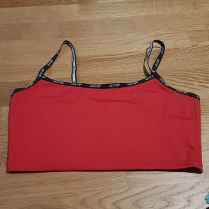 Röd Levis top - En croptop från Levis sälj pga att den aldrig används