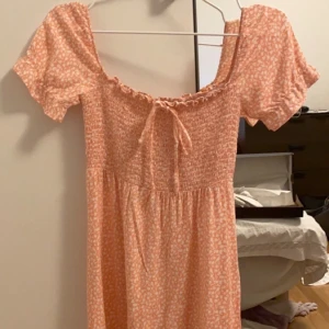 Gullig ljusrosa detaljerad klänning! - En ljusrosa klänning med vita blommor på. Sitter väldigt bekvämt på och är i fint skick, bara använd en gång. Säljer för att det inte är min stil längre. 110 + frakt. Frakten kostar 44. 154 kr sammanlagt. Strl XS men sitter som en S.