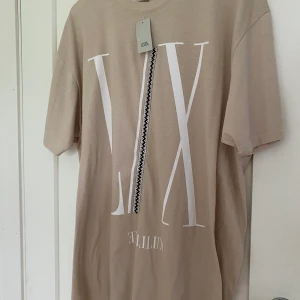 Stor t-shirt  - Stor t-shirt från River Island, köpte den för tänkte ha som t-shirt klänning. 