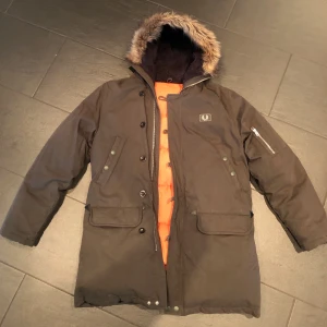 Fred perry jacka  - En grön jacka från fred perry med päls. 