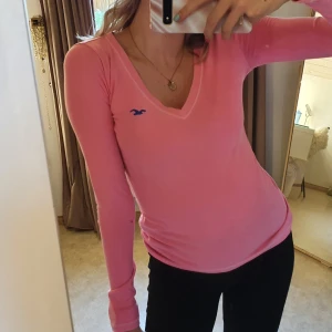 Hollister tröja - Frakt 44kr. Tröjan har en fläck, som syns på den tredje bilden som inte går bort, men om man viker upp ärmarna så syns det inte❤