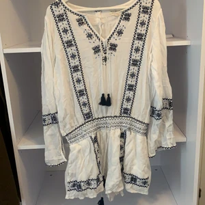 Byxdress med vida shorts, Ralph lauren  - Byxdress med vida shorts, från denim & supply/ Ralph lauren. Använd en skolavslutning o vill nu bli använd mer! Vit med fin blå brodering, lite sliten på en av snörena och 2 trådar som man lätt kan nåla in!  Frakt tillkommer