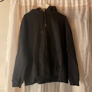 Svart hoodie - En svart hoodie från Nelly. Storlek M men är deras ocersized hoodie så stor i storlek. Använd ganska många gånger men ändå i bra skick. (Frakt tillkommer)