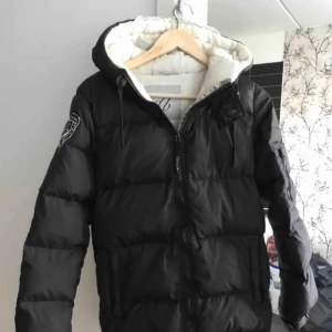 D.brand - Säljer min svarta d.brand jacka! Ny skick