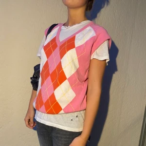 Sjukt snygg väst 🌸 - ❗️❗️följ oss även på ig -kurtochcorall- där andra plagg kan dyka upp❗️❗️Jättesnygg väst som passar till allt! Frakt på 59kr annars möts vi på söder. Budgivning i kommentarsfältet om fler är intresserade💕 