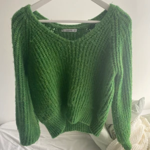 Stickad tröja  - En så fin tröja från mango, färgen gör inte sitt riktigt på bilden. 