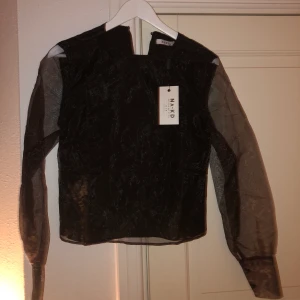 Blus, strl S - Svart blus som är lite mer genomskinlig i armarna, storlek S. Aldrig använd som ni ser på bilden