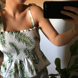 Smockad tröja hm - Super söt tröja som inte kommit till användning. Strl S men väldigt stretchig💚