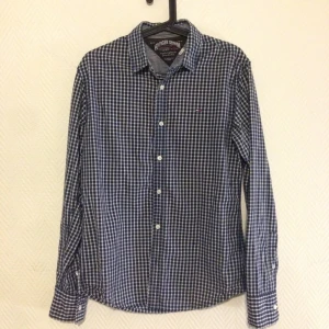  - Skjorta från Tommy Hilfiger Denim. 

100% bomull 