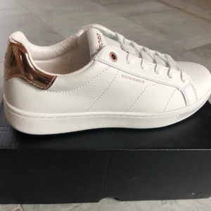 Björn Borg sneakers strl 39 - Helt oanvända sneakers från Björn Borg! Pris kan diskuteras :) 