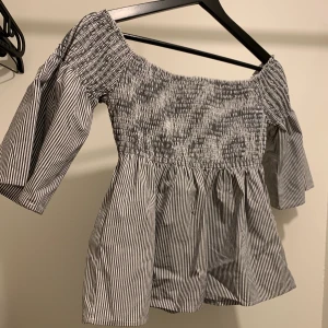 Fin topp - Säljer denna fina topp då den inte kommer till användning. Aldrig använd och lappen sitter kvar (ord pris 368). Säljer denna för 150 kr+frakt eller högsta bud i kommentarerna💕