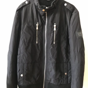 Herr höstjacka i storlek M 🍂 - Herr höstjacka i storlek M Fint skick 👌🏼  🧺Tvättad efter användning 📍Kan mötes upp i Mölnlycke 🚫Djurfritt och rökfritt hem 📬Kan skickas mot fraktkostnad Först till kvarn gäller. Finns på fler sidor ✨