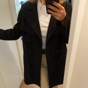 Kappa - Svart höstkappa från hm, köpt här på plick men satt inte som jag ville! Frakten är 63 och inkluderat i priset!