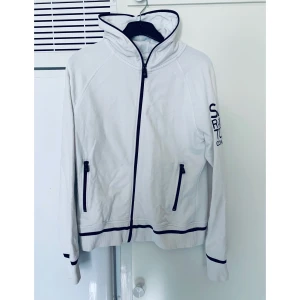 Sail racing kofta - Sail racing kofta str M, i fint skick, tjej modell.     Kolla gärna in mina andra inlägg, Vi intresse av fler varor så fixar jag ett bra paketpris!