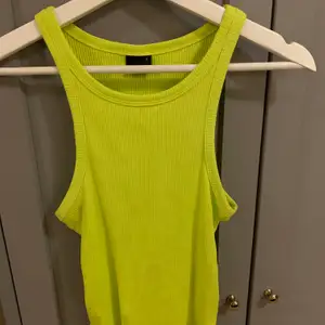 Neon linne i storlek small , knappt använt 