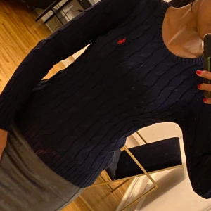 Strl:xs - Fint polotröja från Nelly strl xs men passar s också bra skick prefekt passform använd ett par gånger. Har lite fläck där nere vid kanten men det går och vika in. Frakt till kommer.