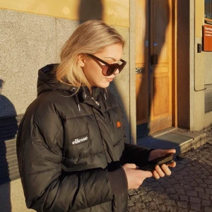 Jacka  - Jacka från Ellesse som knappt är använd och jättefint skick. Frakt kostar 63kr som är spåbar:-))