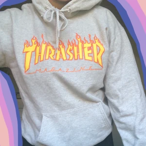 THRASHER HOODIE - Populär Thrasher-hoodie i strl S (passar M), säljes pga har andra! Älskat denna! Perfekta gråa färgen, snygg fit och bra luva! Ett kap helt enkelt! Nypris 999:-. Bud från 250:- 🧡 LEDANDE: 450+frakt AVSLUTAS ca 13:00