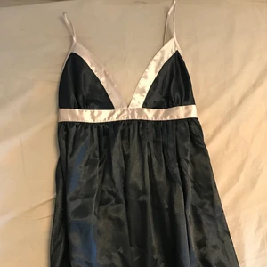 Sjuuukt fin klänning - De helt sjukt hur fin denna klänningen är, riktigt y2k satin klänning som sitter så fint på kroppen😭 frakt:40