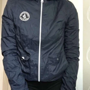 Abercrombie & fitch jacka - Säljer en Abercrombie & fitch vindjacka som också är vattentät. Sitter väldigt fint o passar xs o s❤️