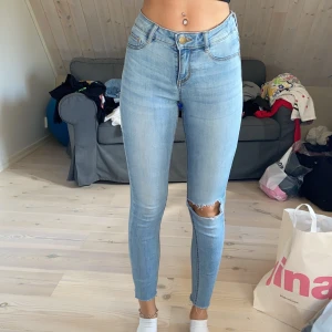 Jeans - Skinny jeans från Cubus. Med hål i ena knät. Sitter snyggt! Budgivning går och pris kan diskuteras!