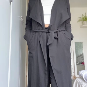 Trenchcoat från Bikbok - En svart trenchcoat från Bikbok i strl S! Endast använd Max 5 gånger! 130 + 69kr frakt