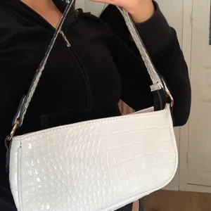 Vit lack väska  - Jättefin vit lack väska i ormskinnstuk. Aldrig använd. Säljer för att de ej är min stil. 