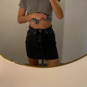 Svart jeanskjol - 🤎En svart tajt och högmidjan jeanskjol. Stretchigt material.🤎💌 Fraktar: Måndagar & fredagar. 