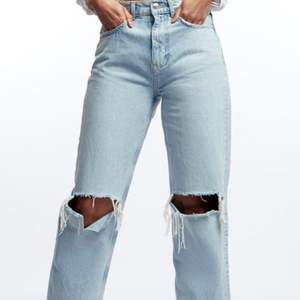 Helt nya Gina tricot 90s highwaist jeans, som är slutsålda överallt. Storlek 44 men skulle säga att dem mer är än storlek 42! 🤍 prislapp finns kvar