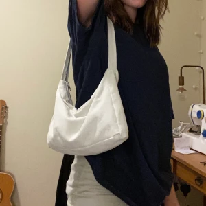 Beige väska - En superfin beig tygvöska med dragkedja. Ni står för frakten!