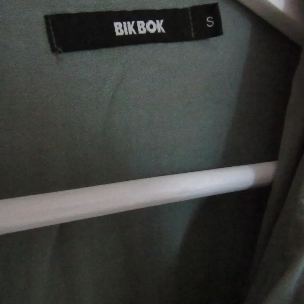 DM om du har frågor om plagg/pris⚡️   Grön skjorta/blus från BikBok! Säljer då den inte kommer till användning längre. Frakt tillkommer.. Blusar.