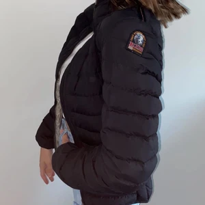 Parajumper dunjacka  - Äkta Superfin parajumper dunjacka, svart som är köp här på plick. Perfekt även på vintern med en hoodie under. Köpare står för frakt